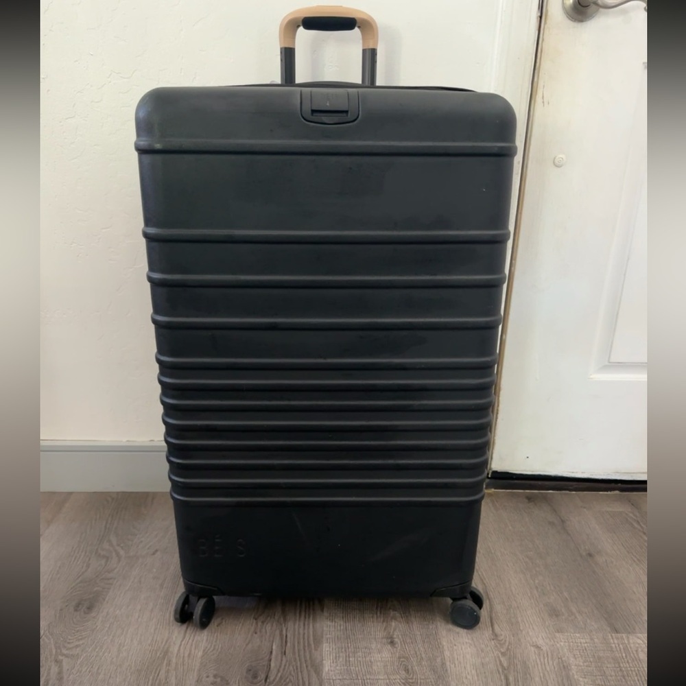 The 29" Large Check-In Roller in Black × 1